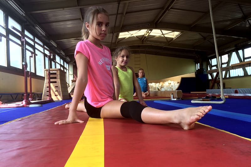 Gimnastičarke na istezanju posle treninga