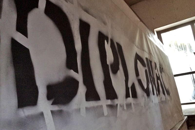 Natpis Diplomac na zidu sale